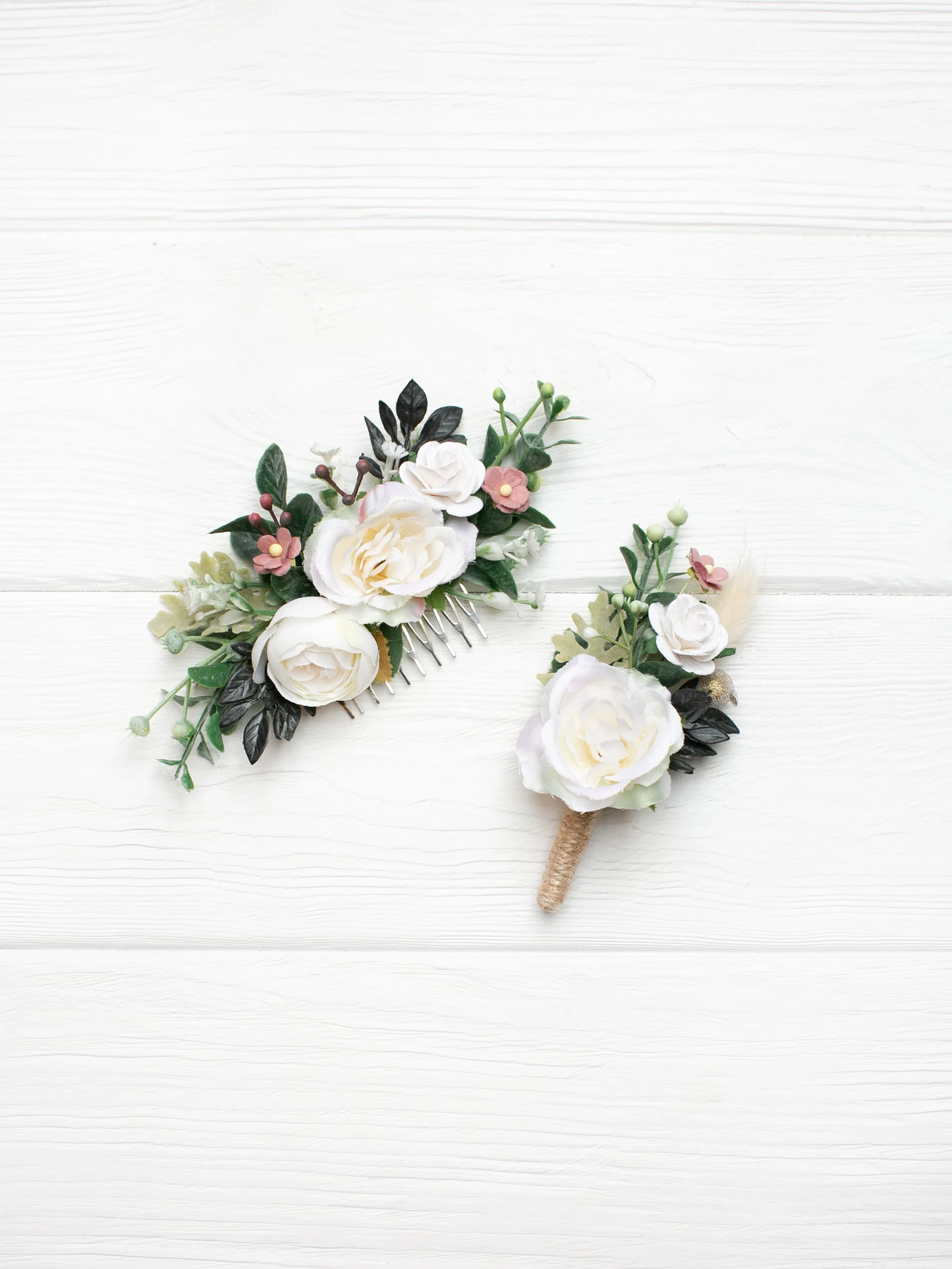 White flower comb