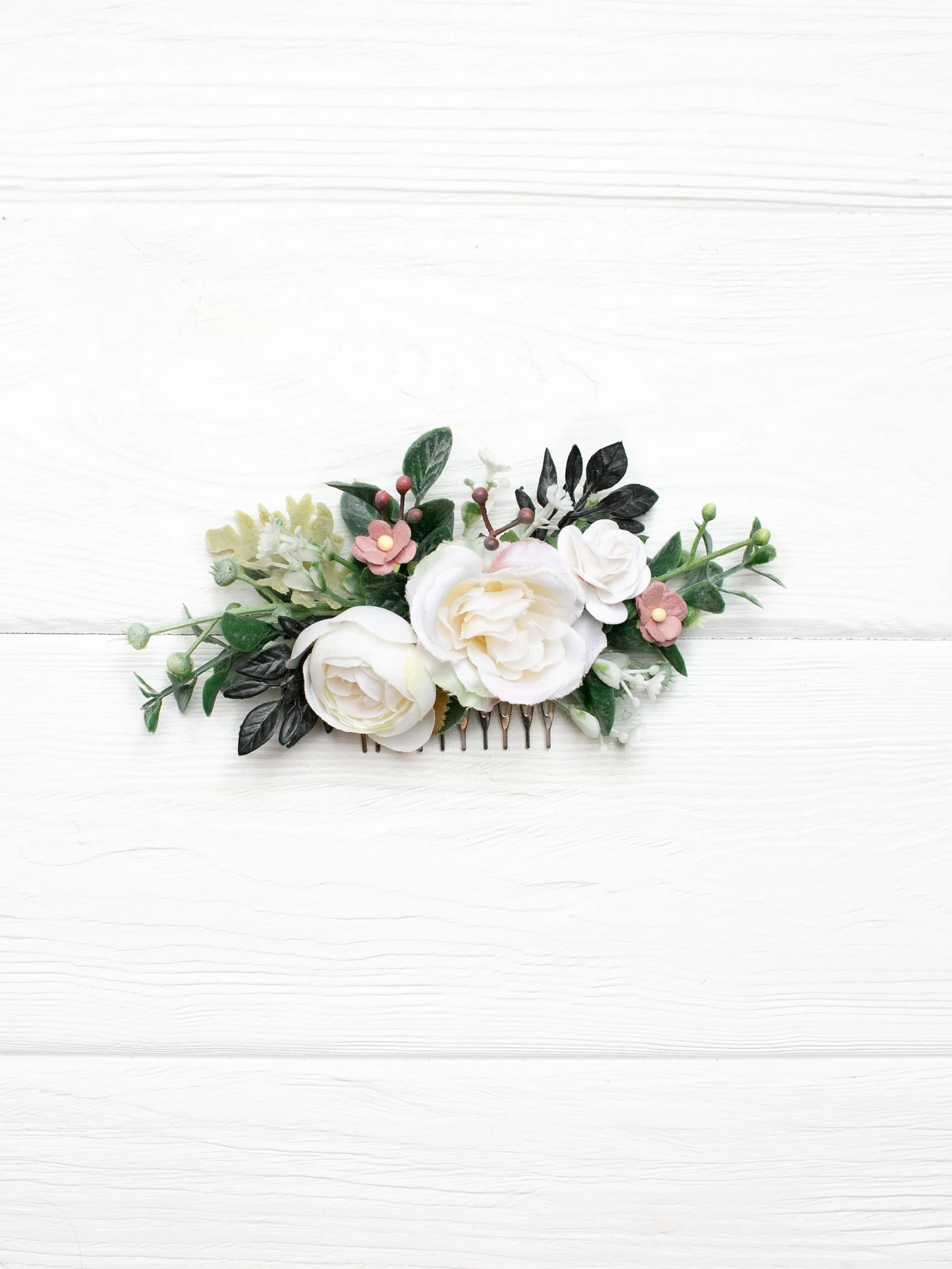 White flower comb